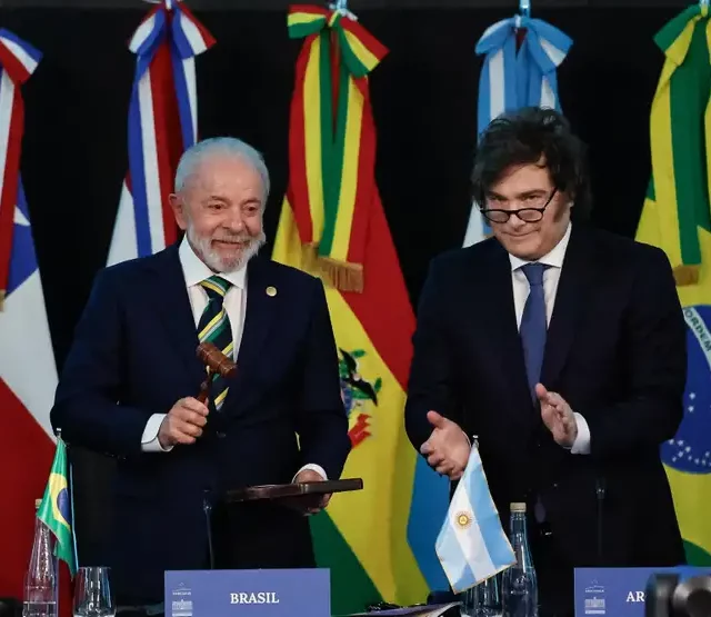 Luiz Inácio Lula da Silva na cerimônia de transmissão da Presidência Pro Tempore do Mercosul ao Brasil com o presidente da Argentina, Javier Milei -   