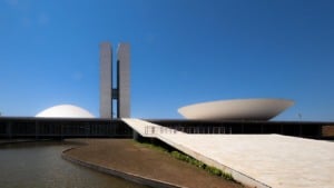 A quatro dias do tarifaço, governo diz que busca por negociação, mas que soberania é inegociável