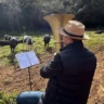 Produtor Osvaldo Martins toca tuba para as vacas (Foto: Arquivo pessoal)
