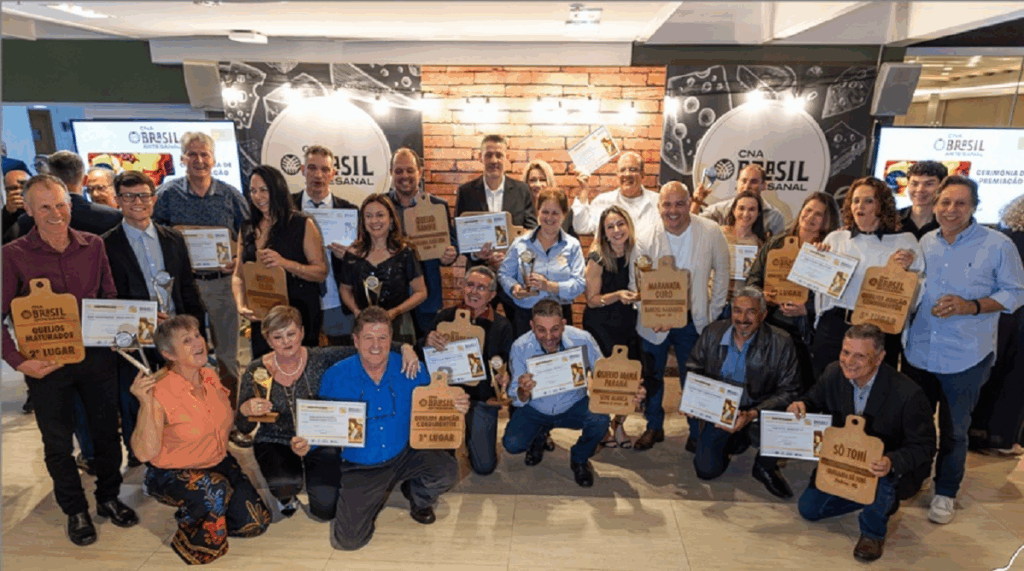 Foto com todos os finalistas no prêmio Prêmio CNA Brasil Artesanal 2025 - Edição Queijos