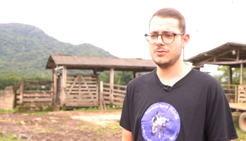 Homem em frente a uma pastagem de búfalas