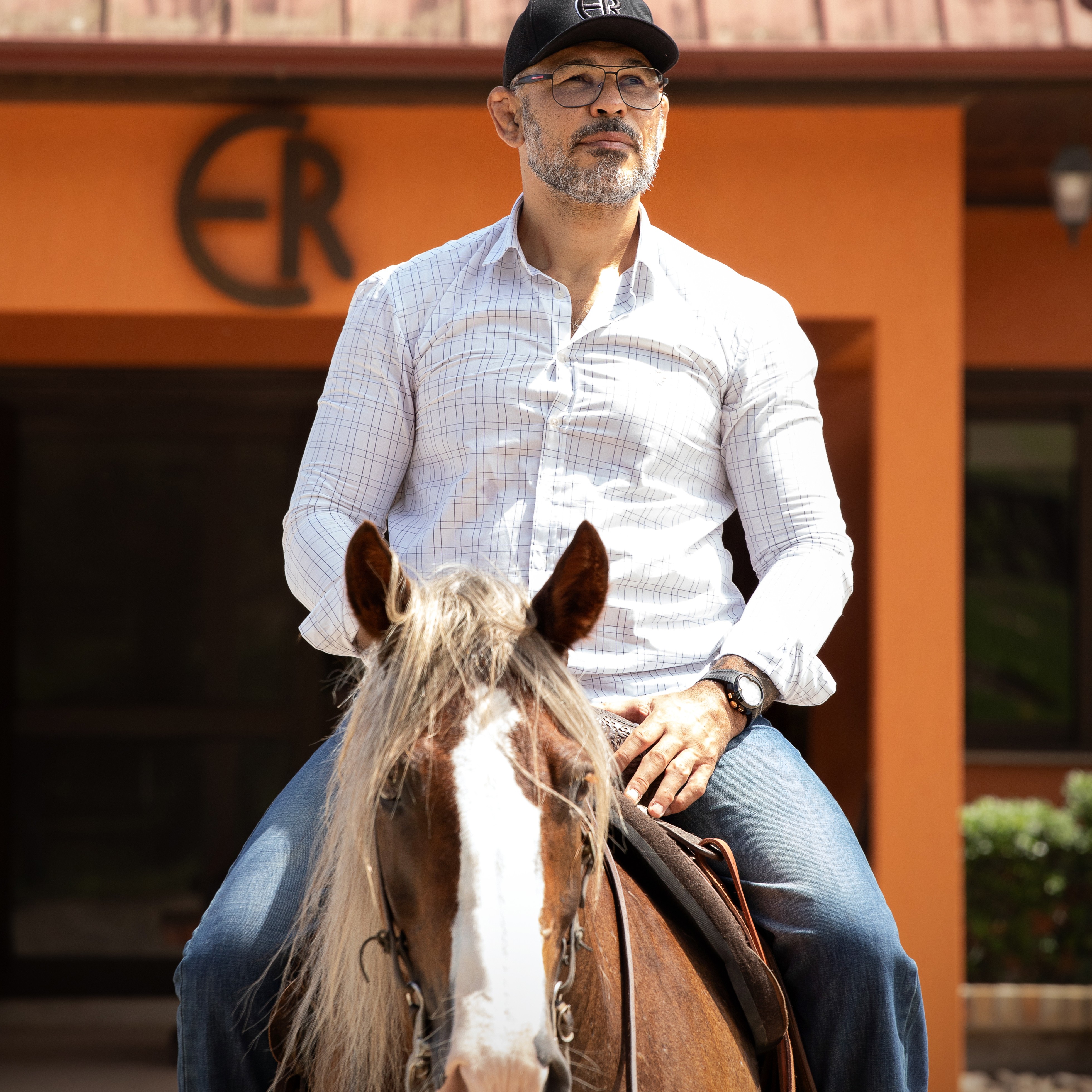 Ex-lutador de MMA leiloa cavalo para ajudar vítimas de enchentes no RS
