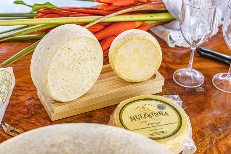 dois queijos na tábua e um queijo embalado