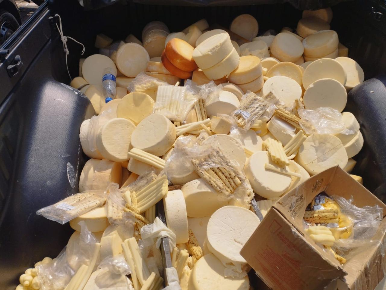 Vigilância Sanitária confisca 270 kg de queijos e manteigas clandestinos