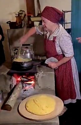 Mulher com a polenta nas mãos