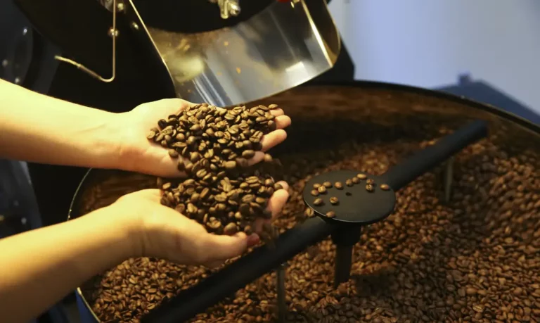 café sendo moído