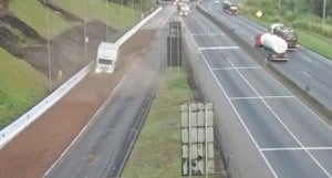 Caminhão com quase 4 toneladas de trigo fica sem freio em rodovia; veja o vídeo