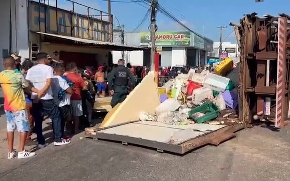 Caminhão carregado com peixes tomba em BR do Pará