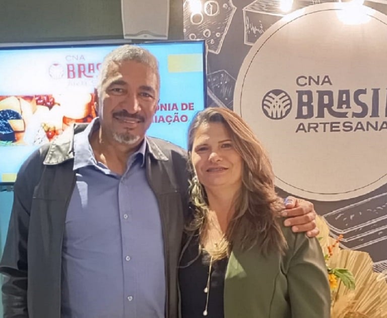 Na foto, aparece um casal. Ao lado esquerdo da foto está um homem e do lado direito, a mulher.