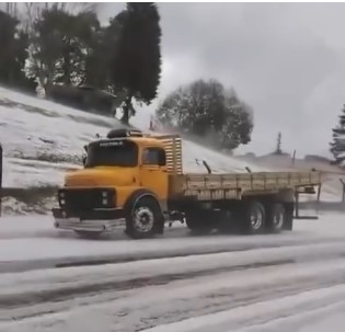Granizo encobre rodovia do Paraná e moradores acham que é neve