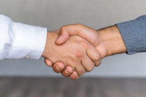 Duas mãos masculinas se cumprimentando, o verdadeiro "aperto de mãos"