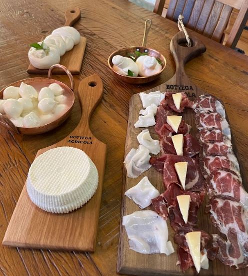 embutidos e queijos