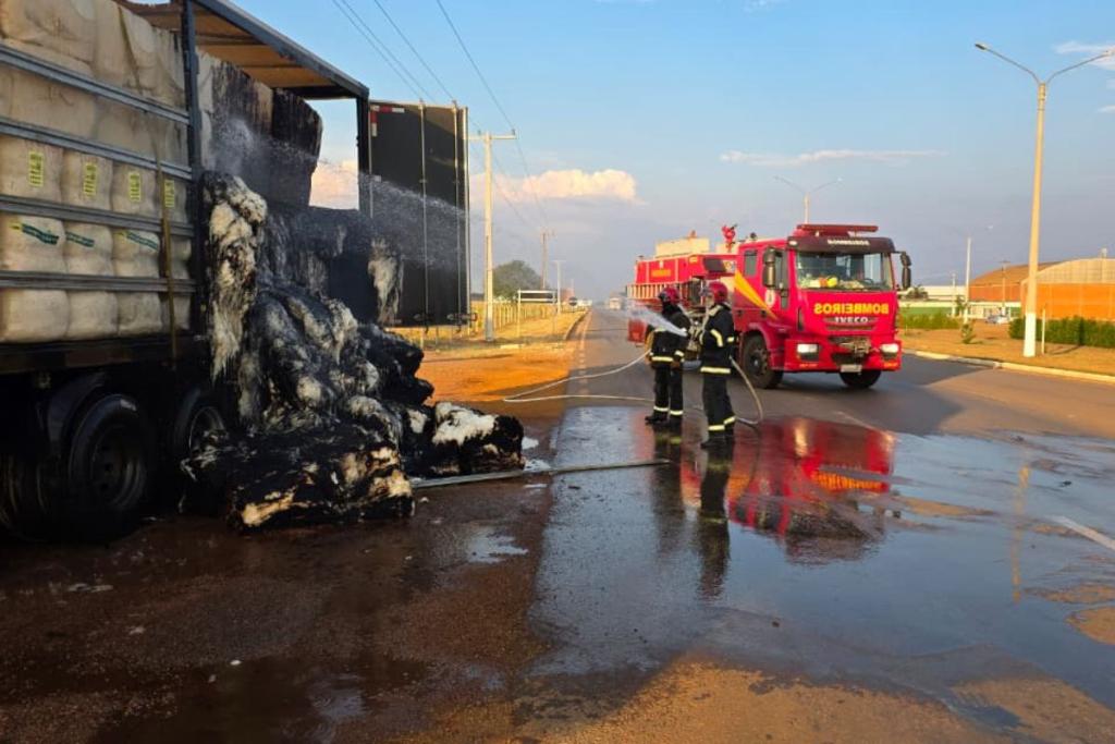Carga de algodão pega fogo em rodovia de Mato Grosso