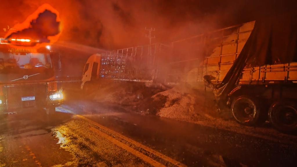 Carga de soja incendeia em rodovia e demanda 18 mil litros de água no combate