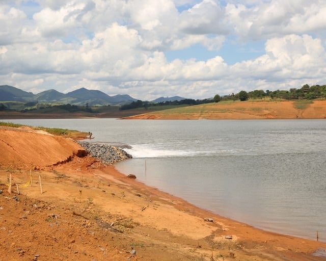 Cantareira (SP) com baixo nível de armazenamento durante a crise hídrica de 2014