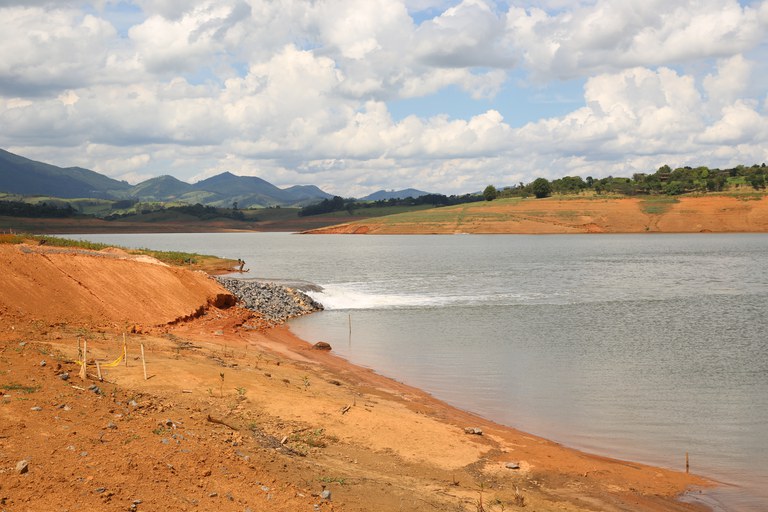 Cantareira (SP) com baixo nível de armazenamento durante a crise hídrica de 2014 Cantareira (SP) com baixo nível de armazenamento durante a crise hídrica de 2014
