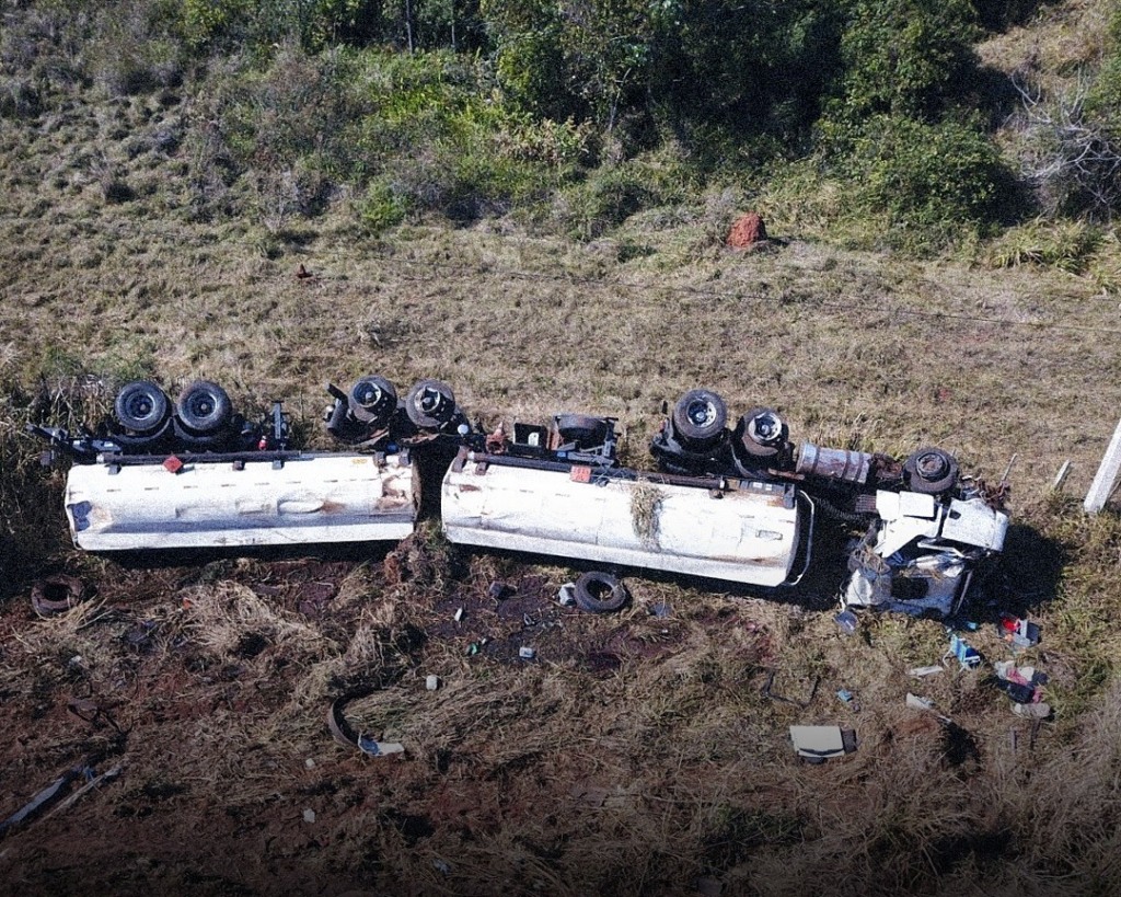 Diesel; carreta tombada Diesel; carreta tombada