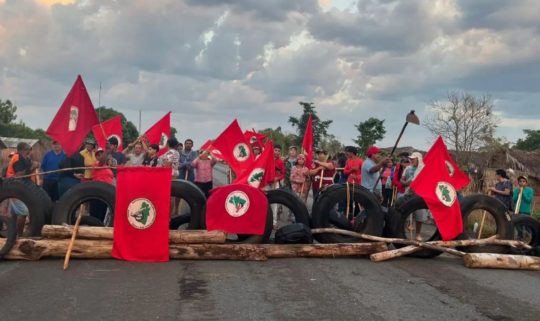MST bloqueia rodovia para cobrar desapropriação de duas fazendas