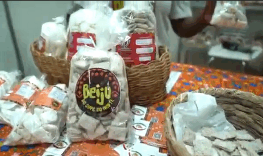 Vários pacotes de beiju em uma mesa