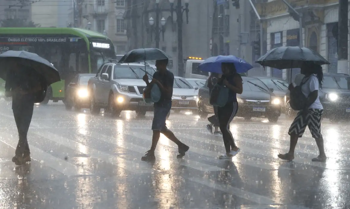Inmet alerta para chuva forte e variação extrema do clima em todo o país