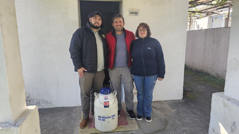 Equipe da Embrapa entrega material genético do projeto Qualigen