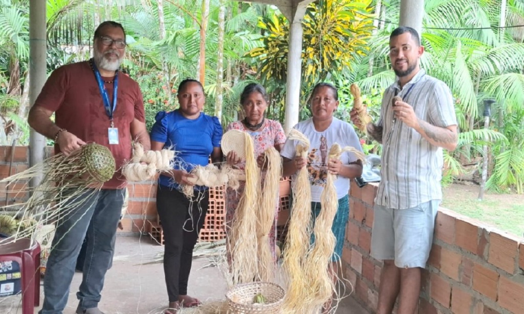 Na foto, há cinco pessoas. Elas seguram fibras extraídas a partir do buriti Na foto, há cinco pessoas. Elas seguram fibras extraídas a partir do buriti