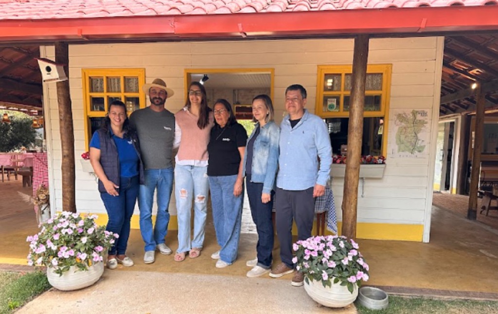 Em frente a uma loja, há uma família do Espírito Santo. Ao todo são seis pessoas
