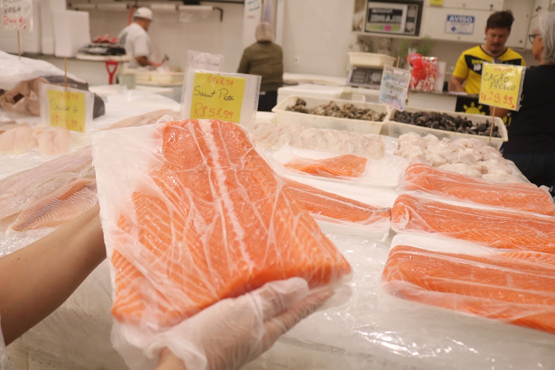 Salmão por R$ 49,99/kg é destaque em festival de mercado de peixes