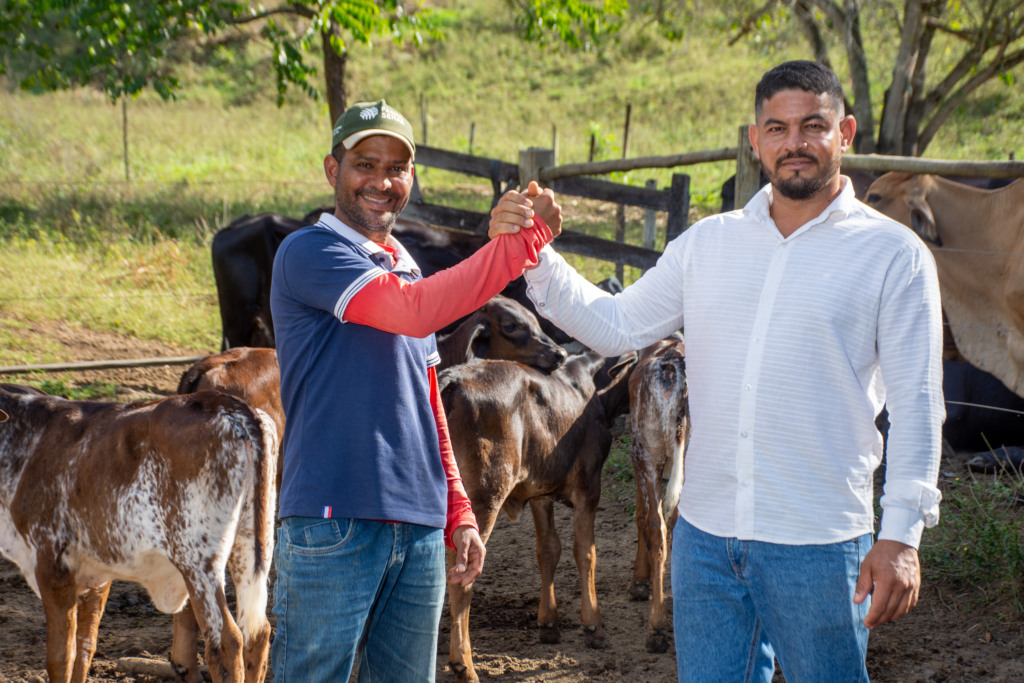 Na foto, aparecem dois homens de mão dados. Eles são irmãos e comemoram o avanço genético.