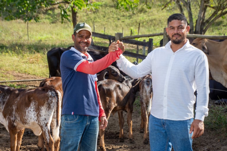 Na foto, aparecem dois homens de mão dados. Eles são irmãos e comemoram o avanço genético.