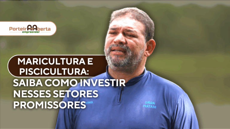 Na foto, há um homem vestido de blusa azul e no meio da foto há informações sobre o programa