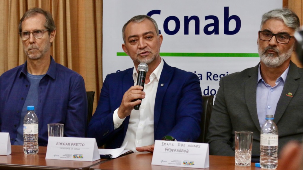 O presidente da estatal, Edegar Pretto, detalhou as ações ao lado de representantes da Federação das Associações de Arrozeiros do Rio Grande do Sul (Federarroz) e da Associação Brasileira da Indústria do Arroz (Abiarroz) (Foto: Débora Beina/Divulgação).