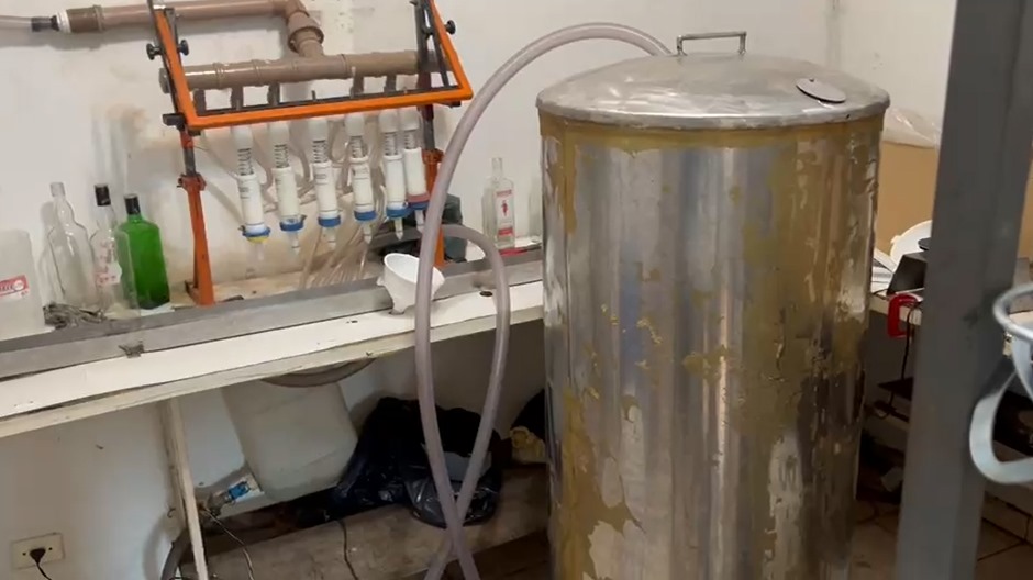 Fábrica de bebidas falsificadas é fechada pela polícia em Americana, no interior de São Paulo Fábrica de bebidas falsificadas é fechada pela polícia em Americana, no interior de São Paulo