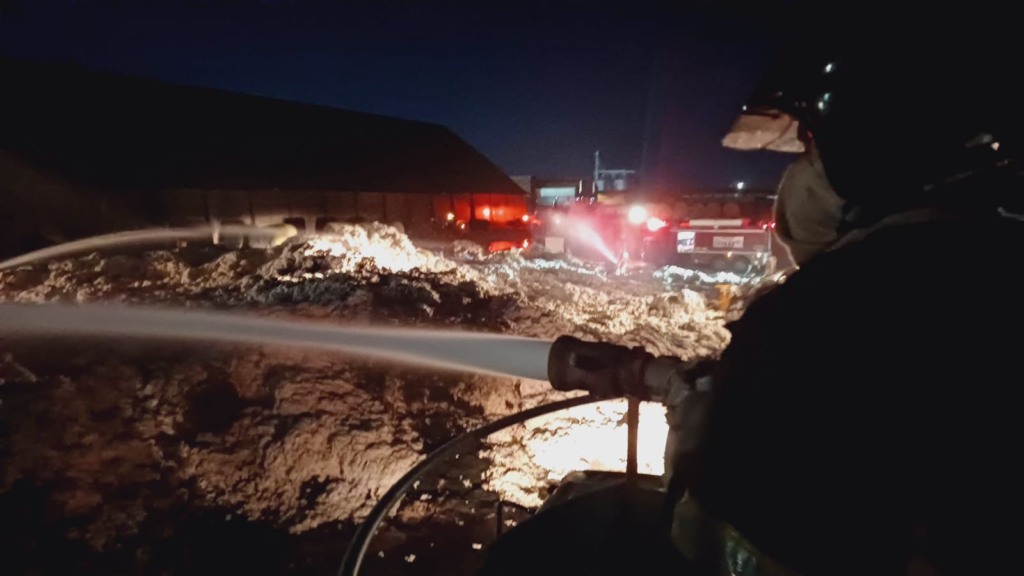 Incêndio atinge fardos de algodão em pátio de algodoeira na BR-020 Incêndio atinge fardos de algodão em pátio de algodoeira na BR-020