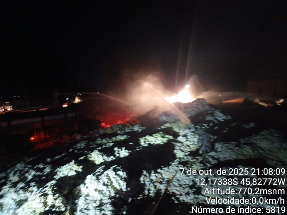 Incêndio atinge fardos de algodão em pátio de algodoeira na BR-020