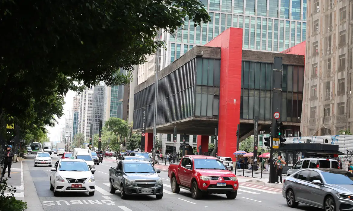 PIB paulista registra crescimento de 2,2% e setor de serviços lidera alta