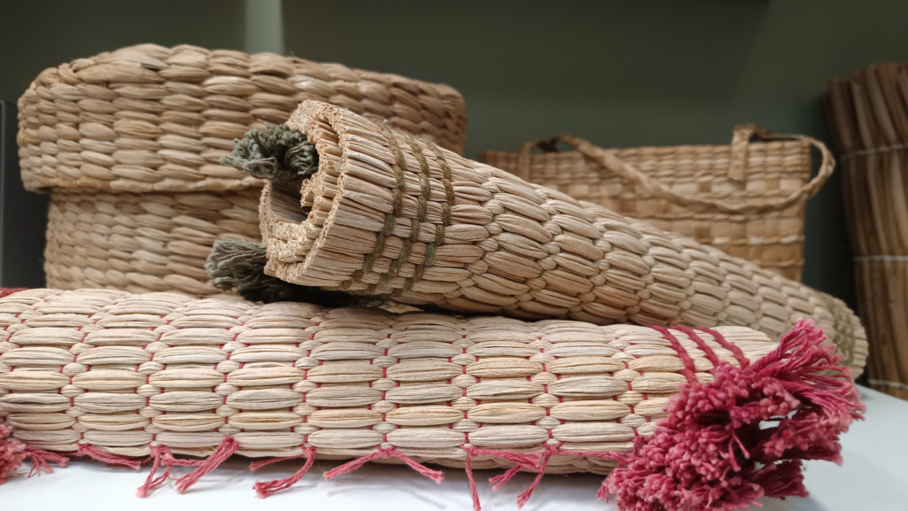 Na foto, aparece artesanatos feitos com a fibra da banana