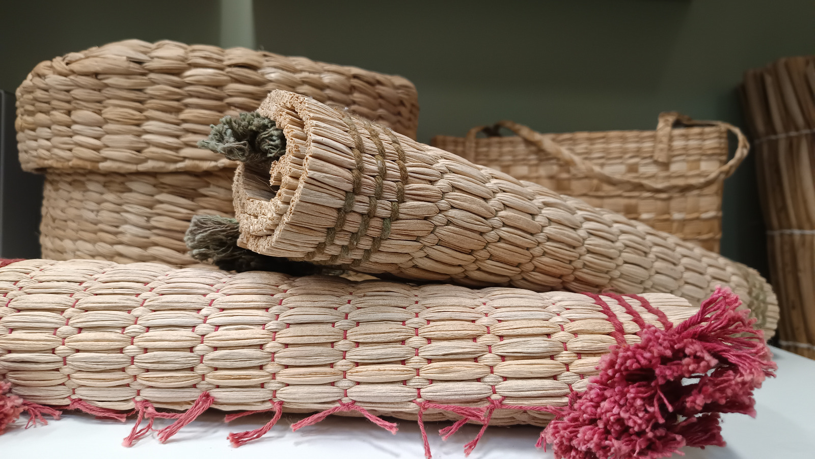 Na foto, aparece artesanatos feitos com a fibra da banana