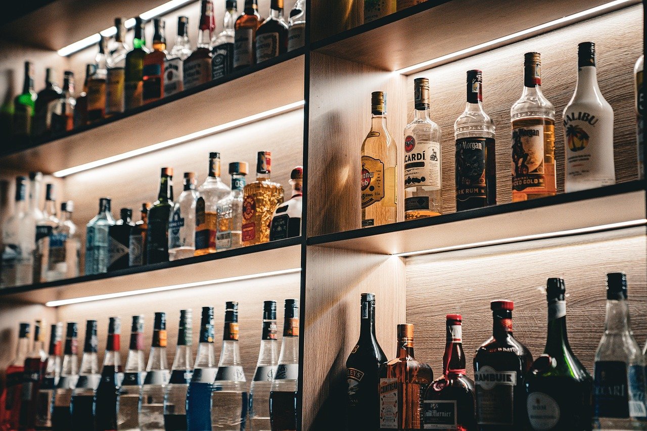 Bares e fabricantes treinam empresas para identificar bebidas falsas