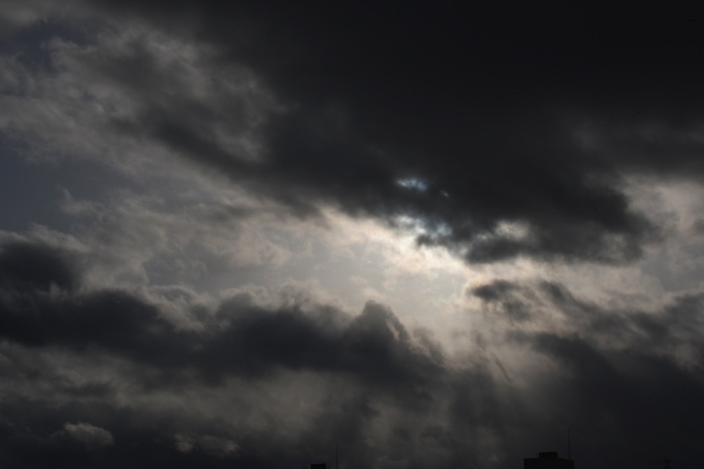 previsão tempo com nuvens escuras, indicando proximidade de chuva