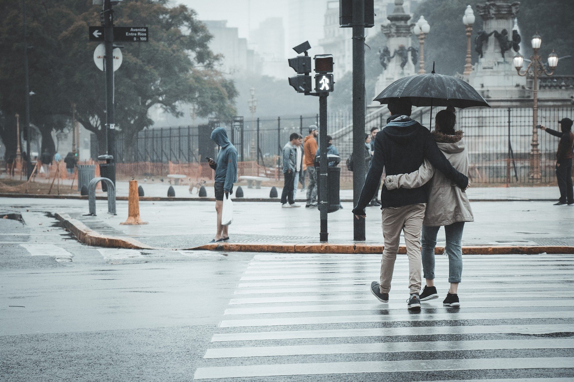 Chuva forte deve atingir alguns estados e temperaturas sobem; veja a previsão do tempo