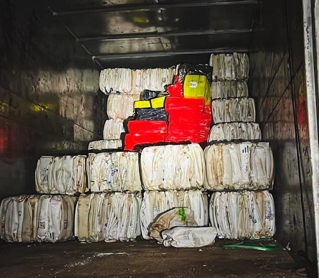 carga de maconha apreendida pela Polícia Federal em meio a embalagens de defensivos agrícolas