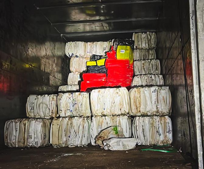 PF apreende 3,5 t de maconha escondida em carga de defensivo agrícola
