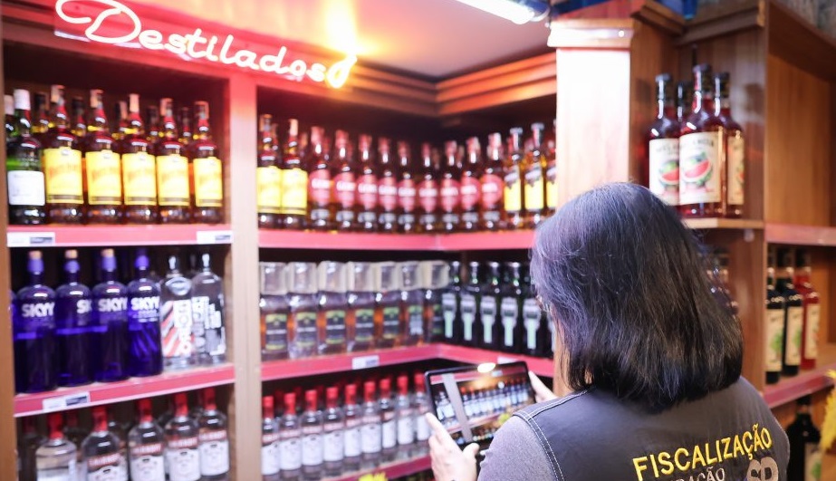 Agente fiscaliza bar na Grande São Paulo