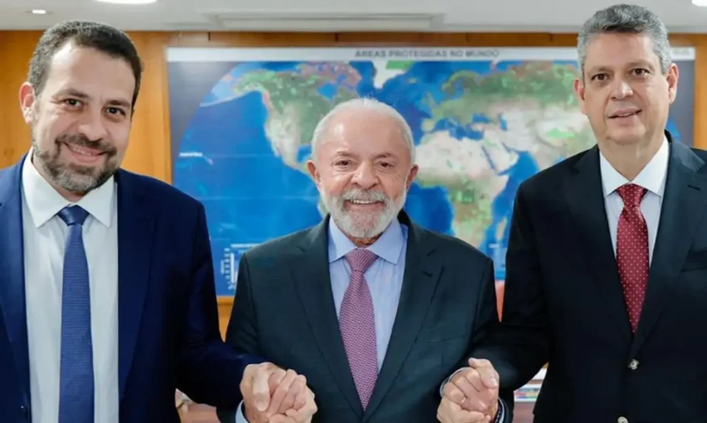 Lula ladeado por Guilherme Boulos e Márcio Macêdo