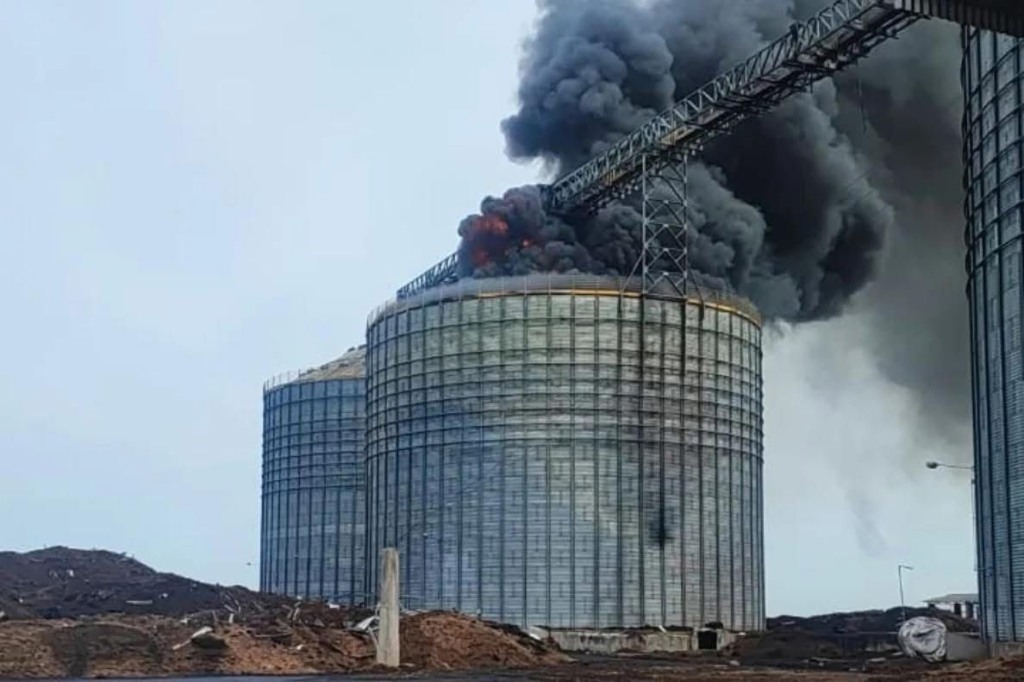 Incêndio de grandes proporções atinge silo de soja em Arroio Grande (RS)