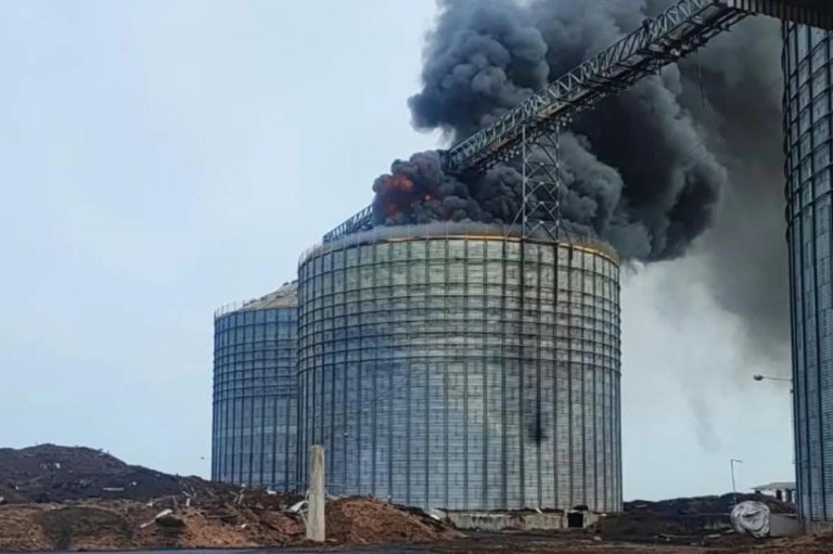 Incêndio de grandes proporções atinge silo de soja em Arroio Grande (RS)
