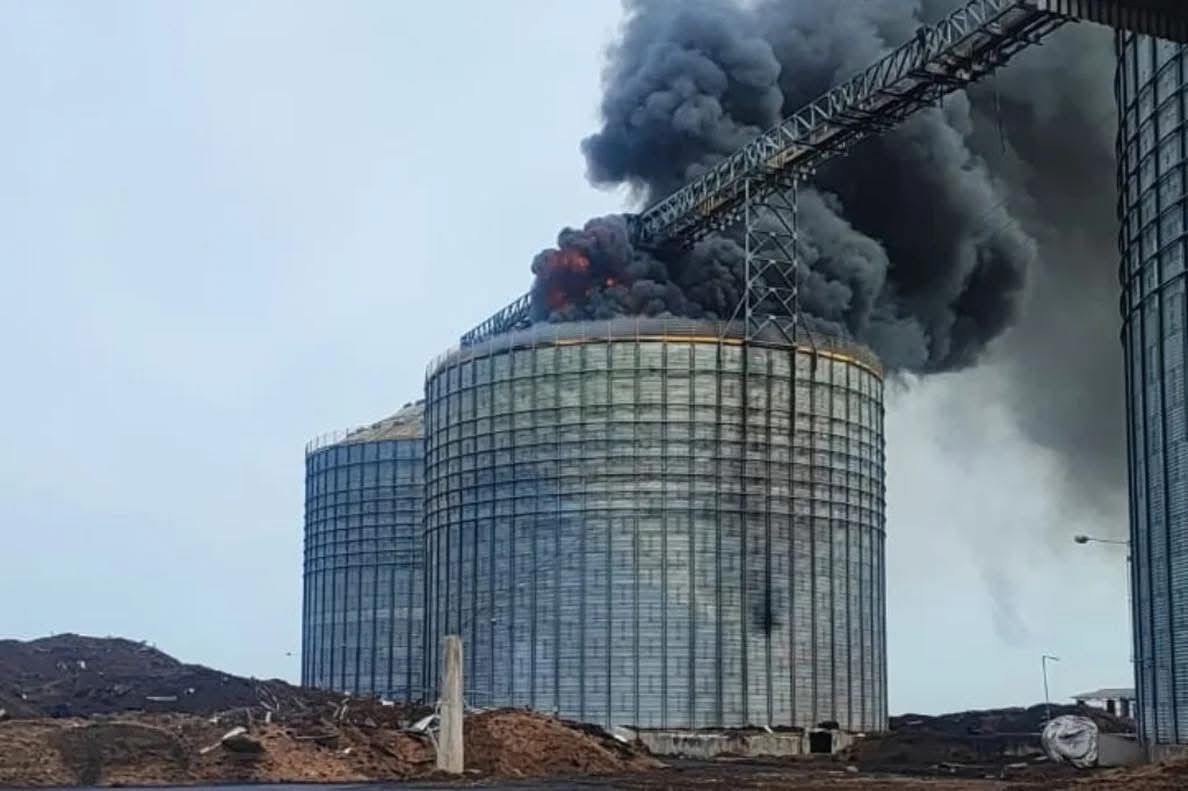 Incêndio de grandes proporções atinge silo de soja no Sul do RS