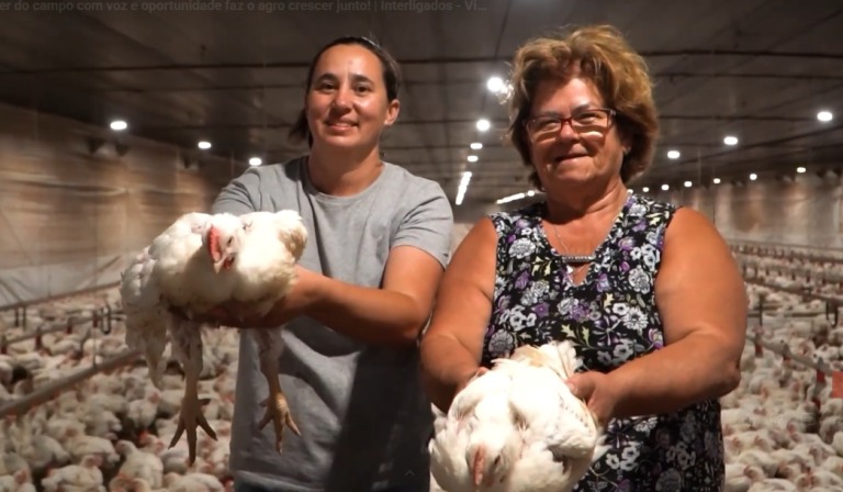 mulheres que trabalham em granjas