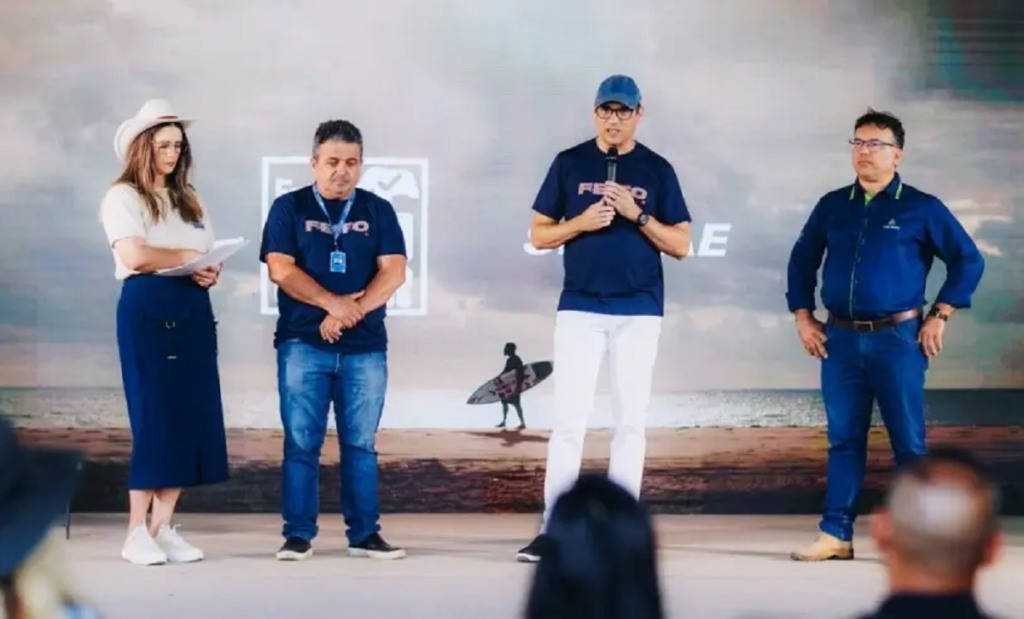 Na foto, aparecem quatro pessoas, sendo três homens e uma mulher. A foto foi tirada durante um evento no Rio Grande do Norte. Na foto, aparecem quatro pessoas, sendo três homens e uma mulher. A foto foi tirada durante um evento no Rio Grande do Norte.